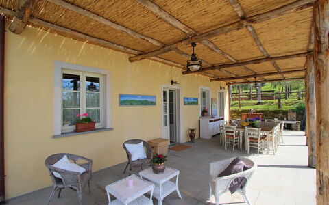 Villa Miramare: Propriété, Bâtiment, Pièce, Immobilier, Maison, Plafond, Grenier, Design Intérieur, Meubles, Porche