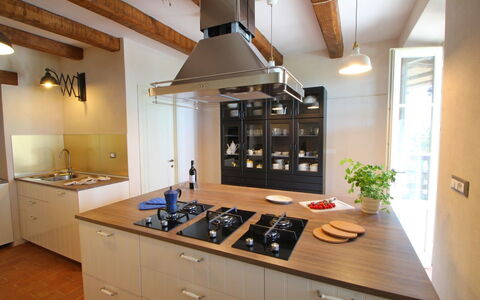 Villa Miramare: Comptoir, Pièce, Propriété, Cuisine, Cabinetry, Meubles, Bâtiment, Plafond, Design Intérieur, Cuisinière