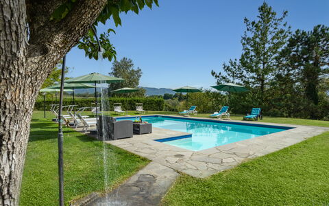 Villa La Collina: L'Eau, Plante, Ciel, Piscine, Bleu Azur, Ombre, Arbre, Bâtiment, Mobilier De Jardin, Lot Terre