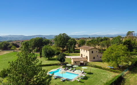 Villa La Collina: Ciel, Plante, Propriété, Bâtiment, Arbre, Bleu Azur, Piscine, Paysage Naturel, Lot Terre, Zone Résidentielle