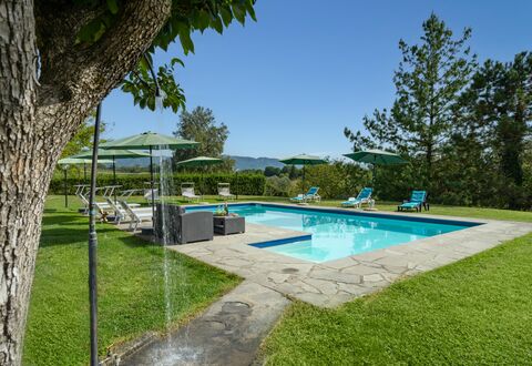 Villa La Collina: L'Eau, Plante, Ciel, Piscine, Bleu Azur, Ombre, Arbre, Bâtiment, Mobilier De Jardin, Lot Terre