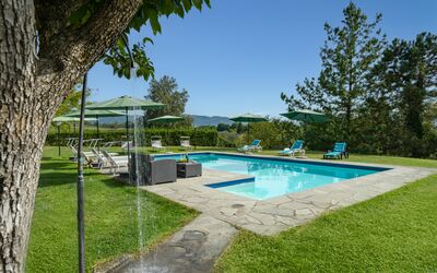 Villa La Collina: L'Eau, Plante, Ciel, Piscine, Bleu Azur, Ombre, Arbre, Bâtiment, Mobilier De Jardin, Lot Terre