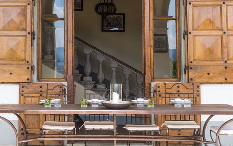 Villa Le Volte: Meubles, Pièce, Table, Cabinetry, Design Intérieur, Salle À Manger, Cuisine, Placard, Bâtiment, Tache De Bois