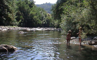 On peut se baigner dans la rivière, mais l'eau peut etre froide, meme en été !