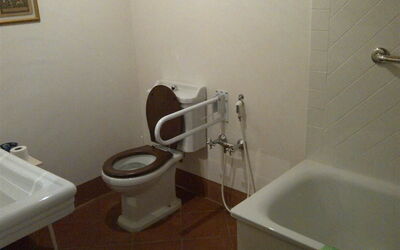 La salle de bain a été pensée pour etre utilisée par des personnes avec handicap