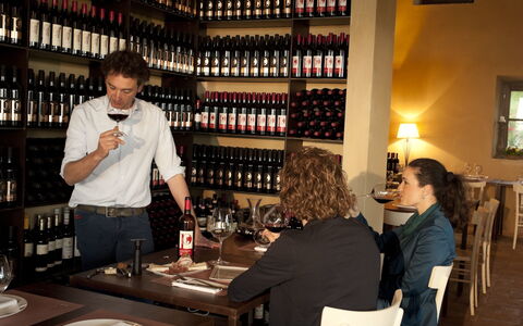 Villa Leopoldina: Table, Vaisselle, Bouteille, Étagère, Du Vin, Bar, Drinkware, Chaise