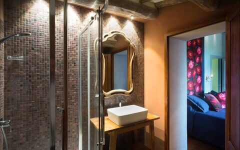 Villa Mandorlo: Pièce, Propriété, Salle De Bains, Design Intérieur, Bâtiment, Luminaire Plomberie, Architecture, Maison, Tuile, Plafond