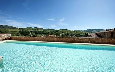 Gaiole Suites: L'Eau, Ciel, Plante, Ressources En Eau, Nuage, Bleu, Rectangle, Paysage Naturel, Piscine