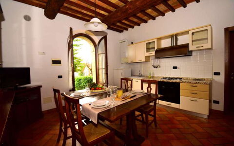 Rocche Di Valiano: Design Intérieur, Meubles, Sol, Salle À Manger, Pièce, Table, Table Cuisine Et Salle A Manger, Plafond, Porte, Chaise