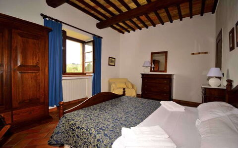 Rocche Di Valiano: Meubles, Lit, Chambre, Design Intérieur, Pièce, Sol, Drap De Lit, Sol, Domicile, Cadre De Lit