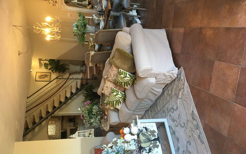 Villa Barbara: Design Intérieur, Mur, Escaliers, Plante D'Appartement, Moulage, Balcon, Art Floral, Balustre