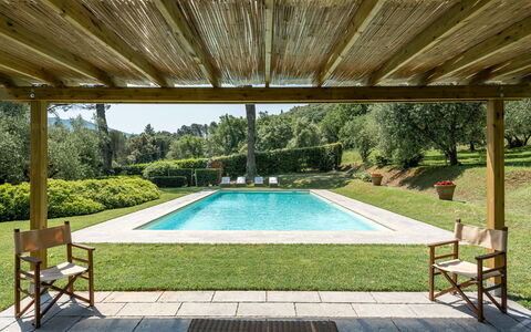 Villa de Ranieri: Plante, Propriété, L'Eau, Piscine, La Nature, Bleu Azur, Ombre, Rectangle, Loisir, Mobilier De Jardin