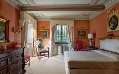 Villa de Ranieri: Meubles, Lit, Mur, Design Intérieur, Chambre, Domicile, Drap De Lit, Sol, Literie, Sol