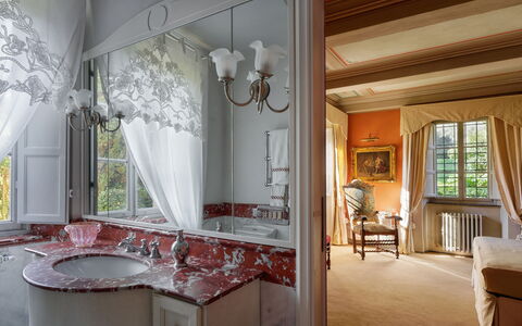 Villa de Ranieri: Meubles, Design Intérieur, Éclairage, Pièce, Plafond, Sol, Traitement De Fenetre, Chaise, Rideau, Luminaire