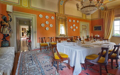 Villa de Ranieri: Pièce, Propriété, Bâtiment, Design Intérieur, Restaurant, Salle À Manger, Table, Meubles, Immobilier, Plafond