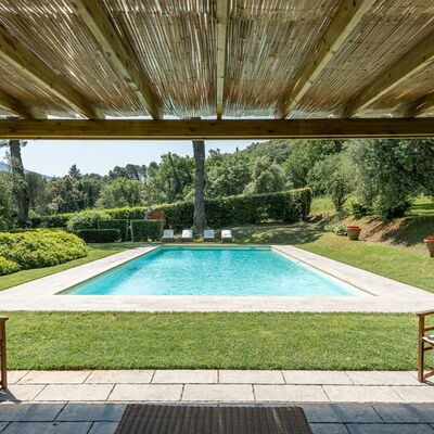 Villa de Ranieri: Plante, Propriété, L'Eau, Piscine, La Nature, Bleu Azur, Ombre, Rectangle, Loisir, Mobilier De Jardin