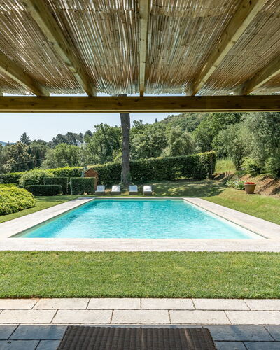 Villa de Ranieri: Plante, Propriété, L'Eau, Piscine, La Nature, Bleu Azur, Ombre, Rectangle, Loisir, Mobilier De Jardin