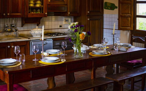 Collina dei Fiori: Meubles, Table, Vaisselle, Bois, Design Intérieur, Salle À Manger, Table Cuisine Et Salle A Manger, Éclairage, Chaise, Sol