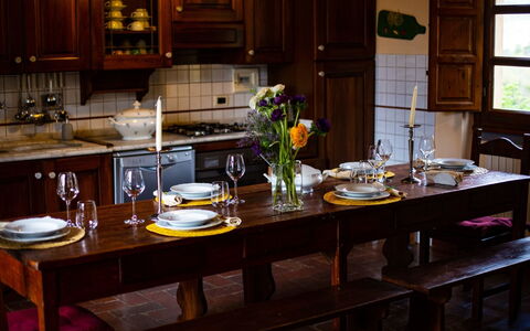 Collina dei Fiori: Comptoir, Pièce, Meubles, Cuisine, Propriété, Cabinetry, Design Intérieur, Table, Salle À Manger, Domicile