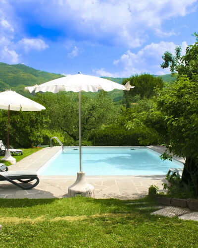 Collina dei Fiori: Piscine, Colline, Mobilier De Jardin, Chaîne De Montagnes, Loisir, Eco Hôtel, Parapluie, Recours, Jardin, Ombre