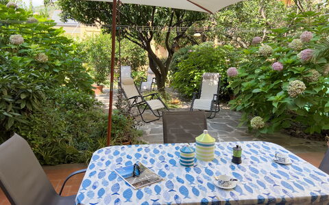 Casa Mary - Levanto: Meubles, Parapluie, Chaise, Mobilier De Jardin, Table, Tableau De Plein Air, Table Cuisine Et Salle A Manger, Ombre, Jardin