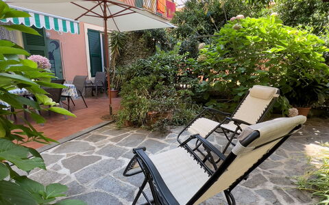 Casa Mary - Levanto: Meubles, Chaise, Mobilier De Jardin, Ombre, Tableau De Plein Air, Chaise Pliante, Cour, Arrière-Cour, Balcon, Table Basse