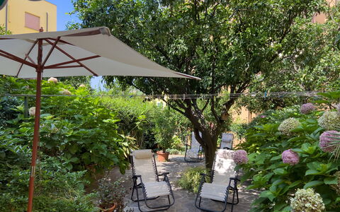 Casa Mary - Levanto: Vert, Meubles, Parapluie, Mobilier De Jardin, Arbuste, Chaise, Pot De Fleur, Jardin, Ombre