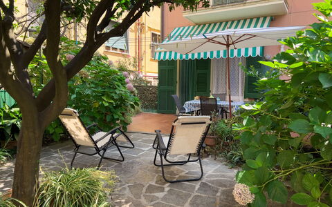 Casa Mary - Levanto: Meubles, Mobilier De Jardin, Chaise, Arbuste, Tableau De Plein Air, Ombre, Jardin, Arrière-Cour, Cour