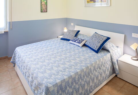 Giulia Apartment - Levanto: Bâtiment, Meubles, Propriété, Confort, Bleu Azur, Fenêtre, Bleu, Bois, Textile, Design Intérieur