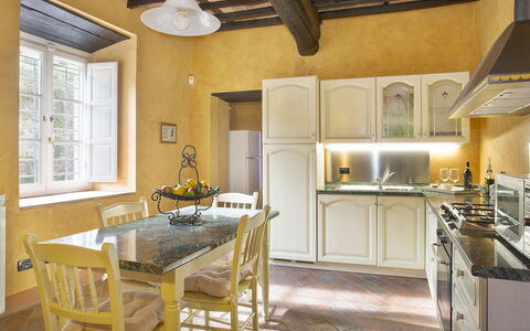 Montefiore: Comptoir, Pièce, Propriété, Meubles, Cuisine, Bâtiment, Design Intérieur, Cabinetry, Sol, Jaune