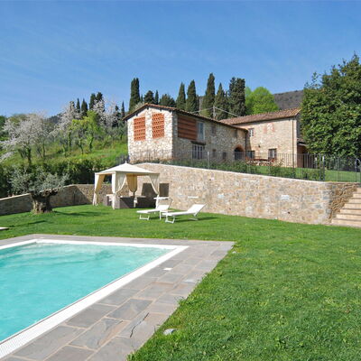 Montefiore: Propriété, Maison, Bâtiment, Piscine, Immobilier, Biens, Villa, Herbe, Zone Résidentielle, Domicile