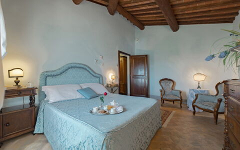 Villa Dei Michelangioli a Brolio: Chambre, Pièce, Meubles, Lit, Propriété, Design Intérieur, Drap De Lit, Bâtiment, Cadre De Lit, Plafond