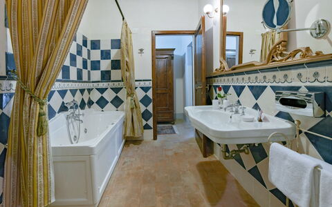 Villa Dei Michelangioli a Brolio: Pièce, Propriété, Design Intérieur, Bâtiment, Salle De Bains, Mur, Restaurant, Immobilier, Meubles, Sol