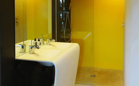 Casa Farfalla: Mur, Luminaire Plomberie, Design Intérieur, Sol, Salle De Bains, Sol, Plomberie, Lavabo, Robinet, Éclairage