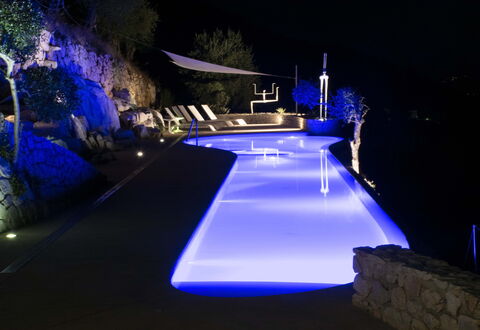 Casa Farfalla: Bleu, Piscine, Nuit, Recours, Éclairage Paysager, Caractéristique De L'Eau, Eco Hôtel, Hôtel, Ville Resort, Aménagement Paysager