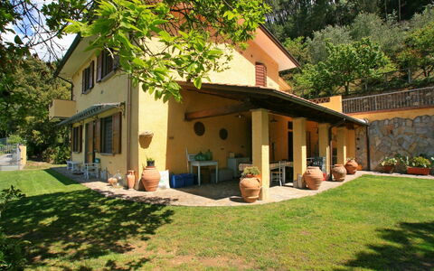 Villa La Collinetta: Plante, Bâtiment, Propriété, Fenêtre, Arbre, Maison, Chaise, Lot Terre, Ombre, Chalet