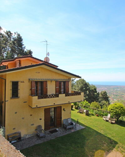 Villa La Collinetta: Ciel, Plante, Bâtiment, Nuage, Propriété, Fenêtre, Arbre, Lot Terre, Maison, Bois