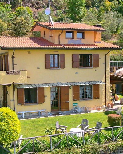 Villa La Collinetta: Plante, Fenêtre, Propriété, Bâtiment, Vert, Arbre, Maison, Jaune, Végétation, Chalet