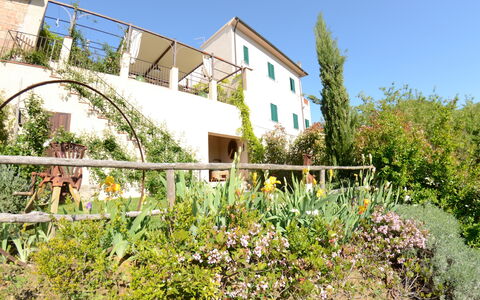 Al Colle Di Lari: Plante, Ciel, Bâtiment, Fenêtre, Fleur, Arbre, Lot Terre, Maison, Chalet, Zone Résidentielle