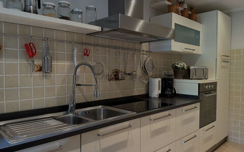 Anfora!!: Cuisine, Comptoir, Evier, Évier, Cabinetry, Appareil De Cuisine, Design Intérieur, Sol, Luminaire Plomberie, Robinet