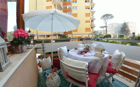 Carnevale: Propriété, Meubles, Pièce, Bâtiment, Restaurant, Domicile, Parapluie, Table, Immobilier, Design Intérieur