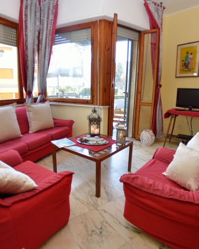 Carnevale: Salon, Meubles, Pièce, Propriété, Design Intérieur, Bâtiment, Canapé, Immobilier, Rideau, Maison