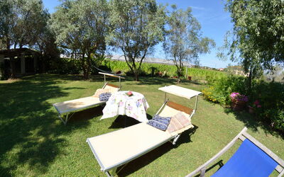 Casa Romana: Propriété, Arbre, Herbe, Communauté Des Plantes, Table, Loisir, Immobilier, Maison, Des Loisirs, Vacances