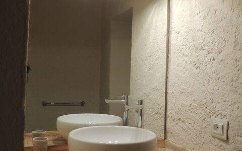 Agriturismo La Pieve: Salle De Bains, Propriété, Lavabo, Tuile, Pièce, Céramique, Luminaire Plomberie, Mur, Design Intérieur, Évier