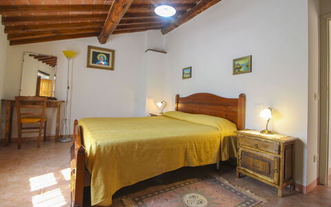 La Casa del Nonno: Meubles, Mur, Bois, Plafond, Lit, Design Intérieur, Sol, Sol, Pièce, Chambre