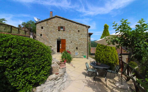 La Casa del Nonno: Ciel, Nuage, Plante, Propriété, Bâtiment, Fenêtre, Bleu Azur, Chaise, Lot Terre, Pot De Fleur