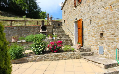 La Casa del Nonno: Plante, Bâtiment, Ciel, Fenêtre, Fleur, Arbre, Surface De La Route, Porte, Pot De Fleur, Maison