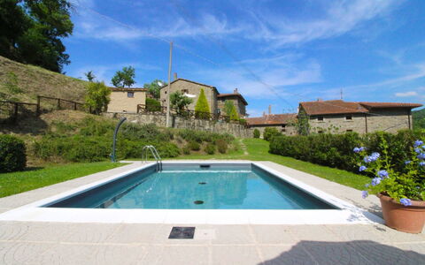 La Casa del Nonno: L'Eau, Plante, Nuage, Ciel, Propriété, Bâtiment, Bleu, Piscine, Arbre, Pot De Fleur