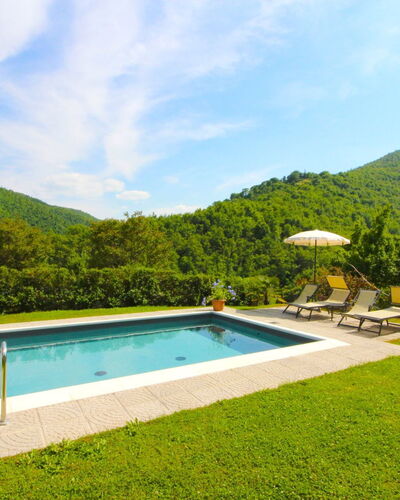 La Casa del Nonno: L'Eau, Ciel, Nuage, Plante, Vert, Piscine, Bleu Azur, Paysage Naturel, Arbre, Bâtiment