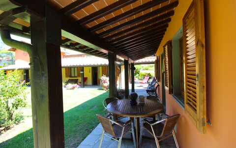 Villa le Balze: Plante, Propriété, Bâtiment, Table, Plante D'Appartement, Ombre, Pot De Fleur, Chaise, Porche, Mobilier De Jardin